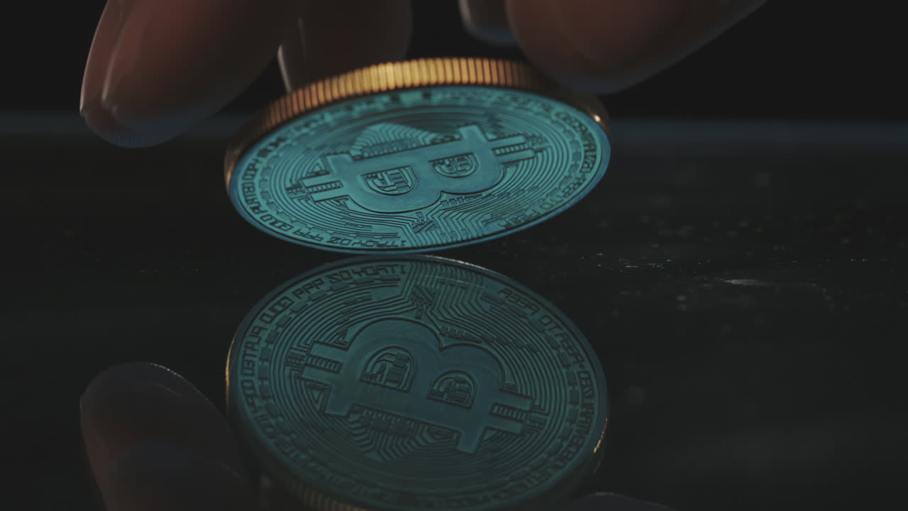 moneda de bitcoin cayendo en una superficie