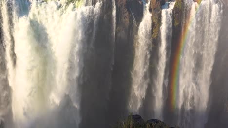 hermoso tiro de establecimiento cercano con el arco iris de las cataratas victoria y la jungla desde el lado de zimbabwe de la cascada africana 1