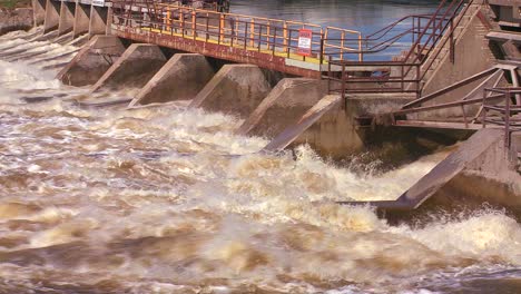 Una-Presa-Maneja-Agua-Corriente-En-Un-Río-1