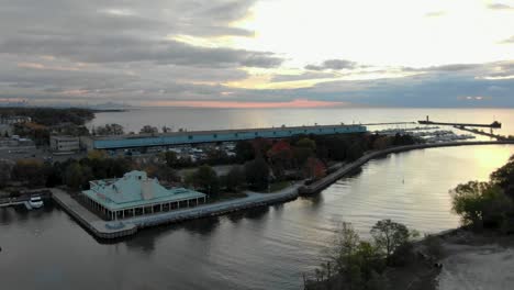 volando sobre un puerto del lago ontario al amanecer