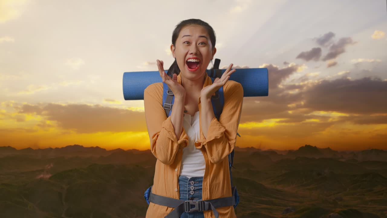 산 꼭대기 에 있는 흥분 한 관광객