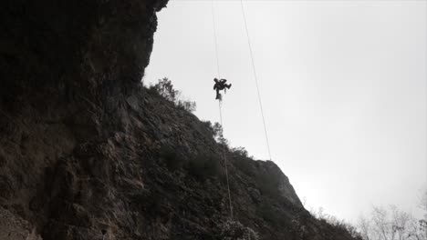 Escalador-Bajando-Una-Cuerda-Desde-Una-Roca-Alta