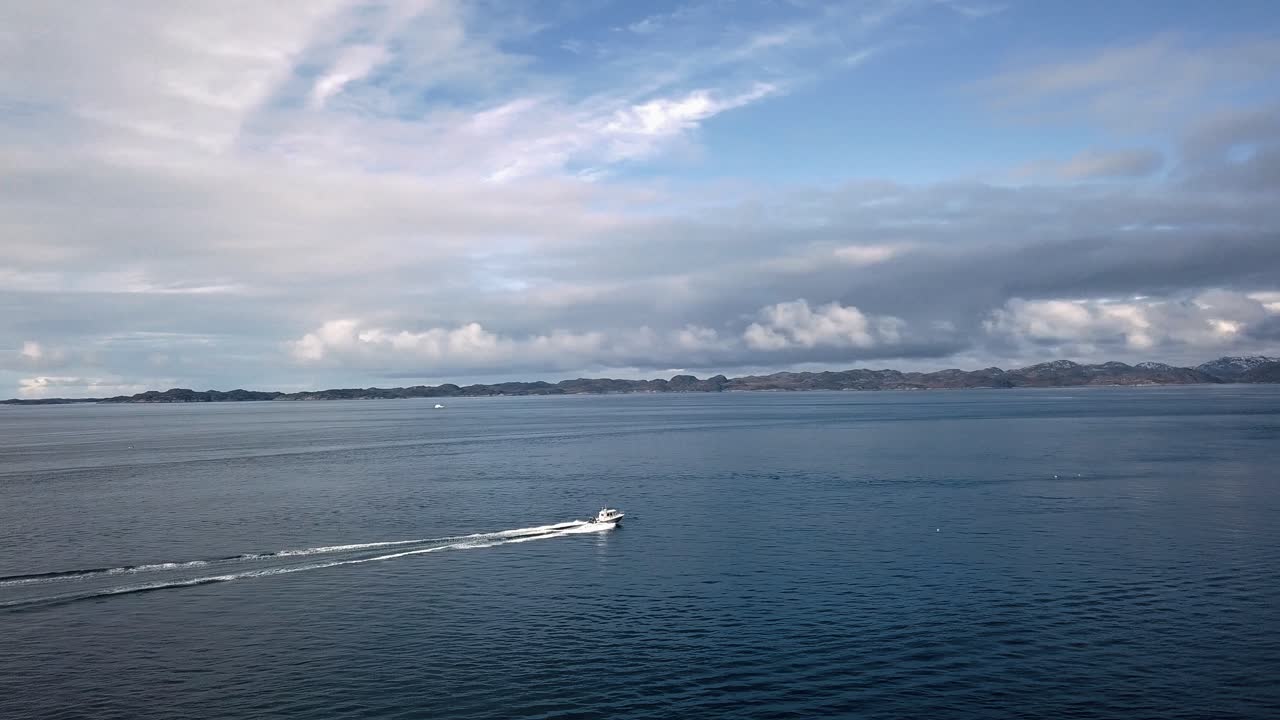 모터보트가 오른쪽으로 항해하는 그린란드 물 위의 조감도