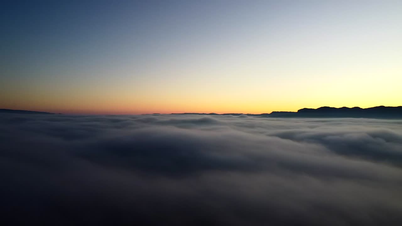 bella toma aérea de una puesta de sol sobre las nubes en las montañas de los pirineos