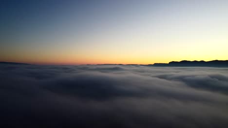 Bella-Toma-Aérea-De-Una-Puesta-De-Sol-Sobre-Las-Nubes-En-Las-Montañas-De-Los-Pirineos