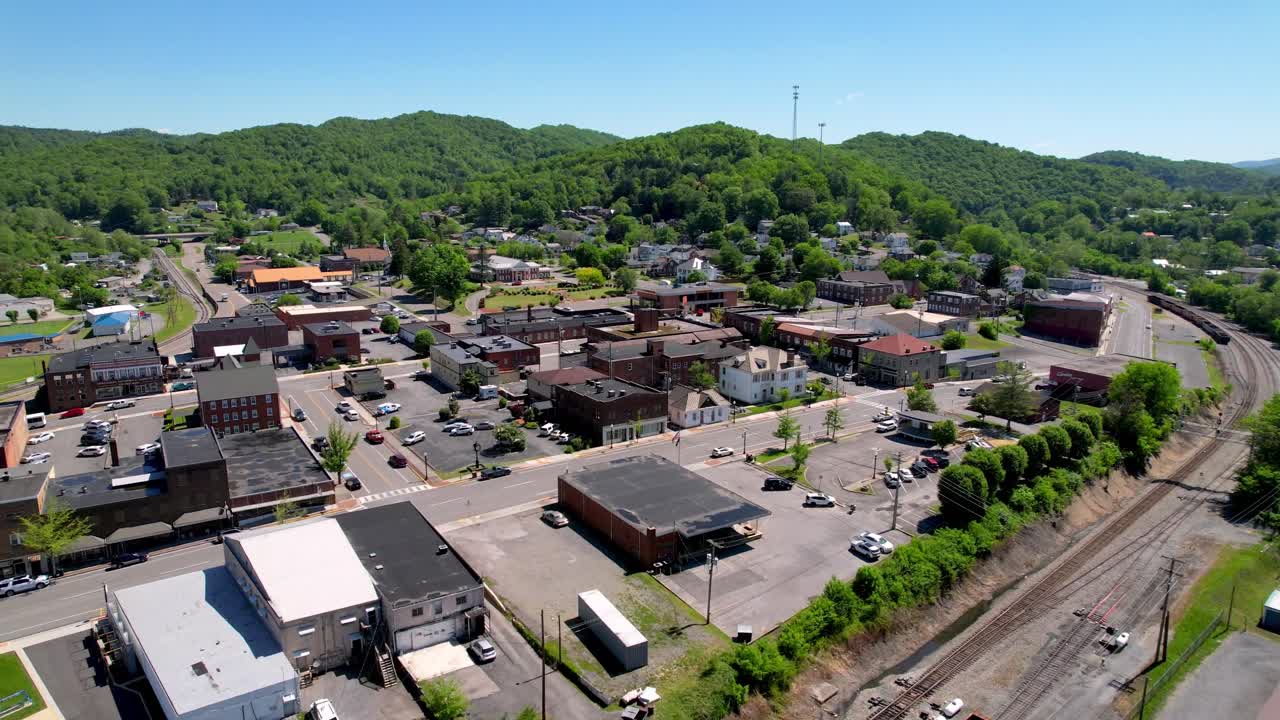 tiro aéreo alto sobre richlands virginia perto de bluefield west virginia