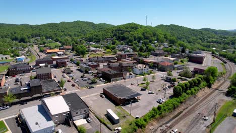 tiro alto aéreo sobre richlands virginia cerca de bluefield west virginia