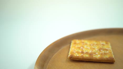 galleta de navidad sobre el plato de madera, tenedor y cuchara con fondo blanco.