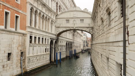이탈리아 베네치아의 팔라조 강에 있는 호흡의 다리 (bridge of sighs) 의 정적 촬영.