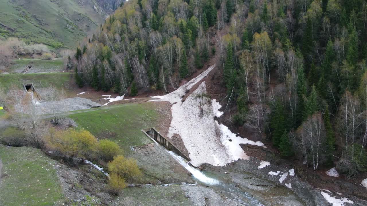 강과 산이 있는 풍경