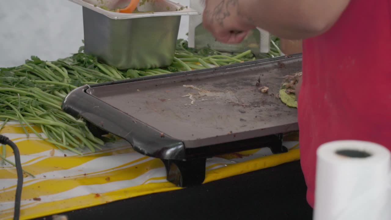 el cocinero prepara quesadillas