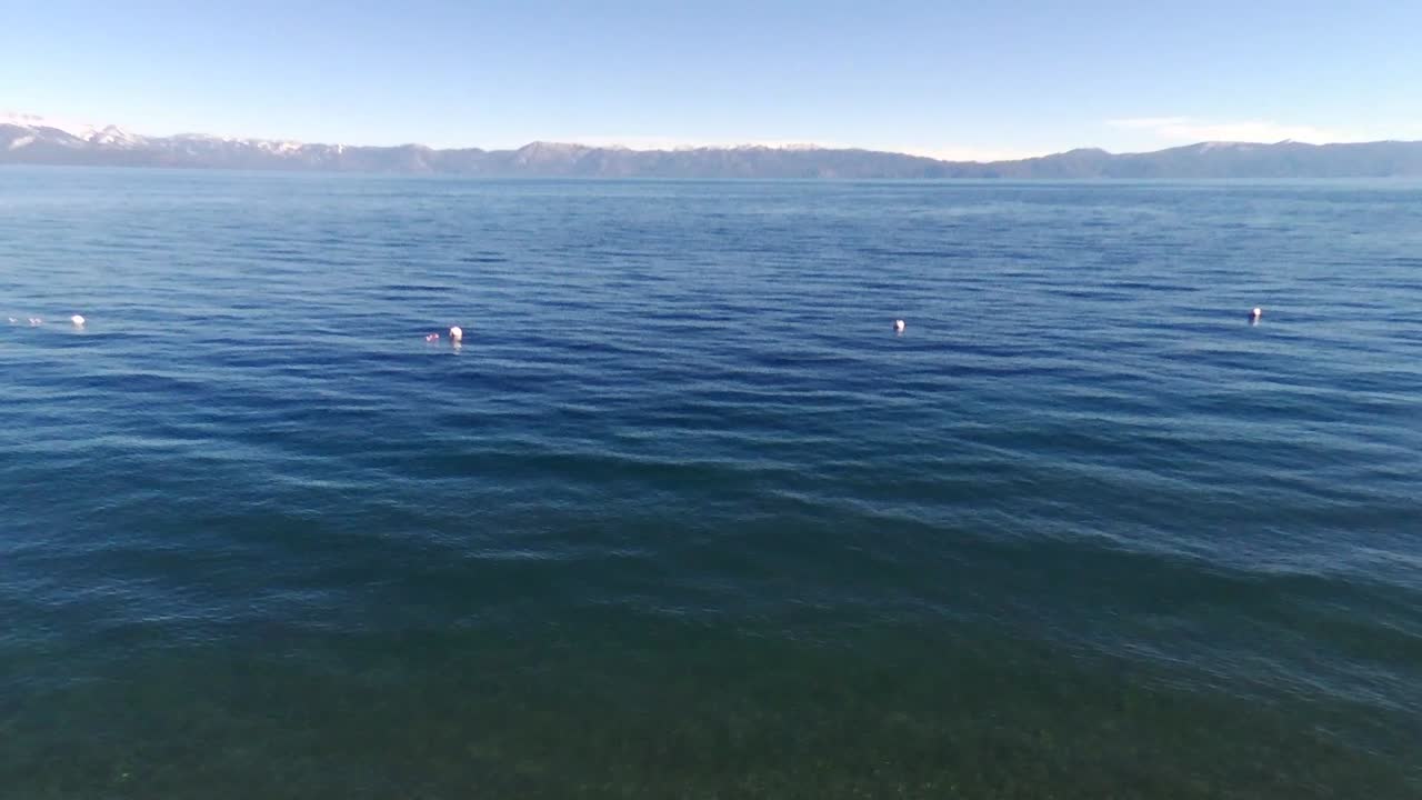 미국 네바다 주 타호 호수 (lake tahoe, n.v.) 의 파란 물과 파도가 있는 호수의 공중 사진