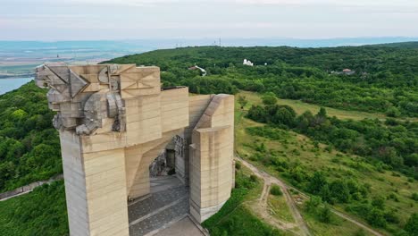 vista aérea de un colosal monumento fundadores del estado búlgaro en shumen,bulgaria