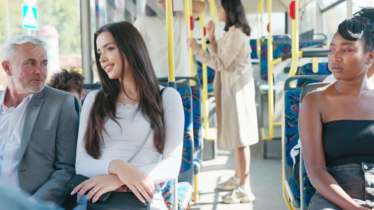 슈트를 입은 노인이 버스로 직장에서 돌아왔을 때, 그 남자는 아름다운 매력적인 에 앉아 있습니다.