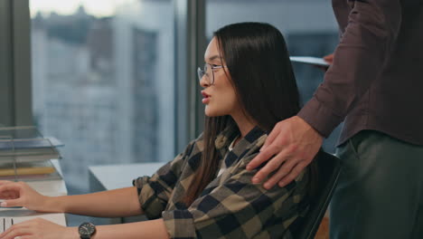 Smiling-designer-waving-colleague-office-closeup.-Startupers-watching-computer