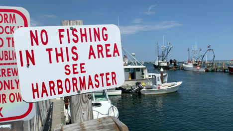 Kein-Angeln-In-Ihnen-Bereich-Schild-An-Einem-Dock-In-Cape-Cod,-Massachusetts