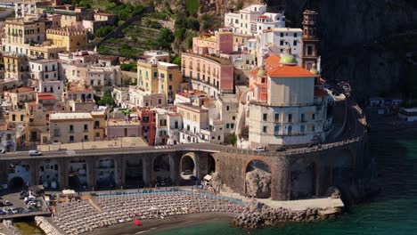 Coches-Conduciendo-Por-La-Pintoresca-Carretera-Costera-En-Atrani,-Costa-De-Amalfi,-Italia.