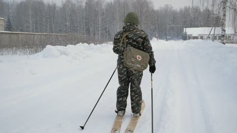 personal militar esquiando en condiciones de invierno