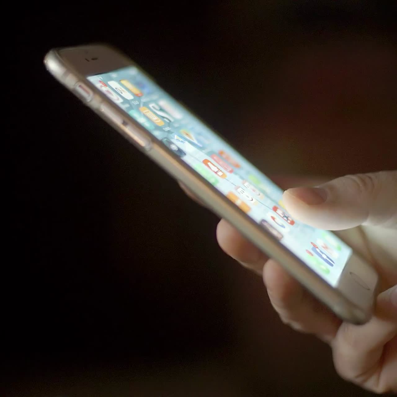 hombre usando su teléfono