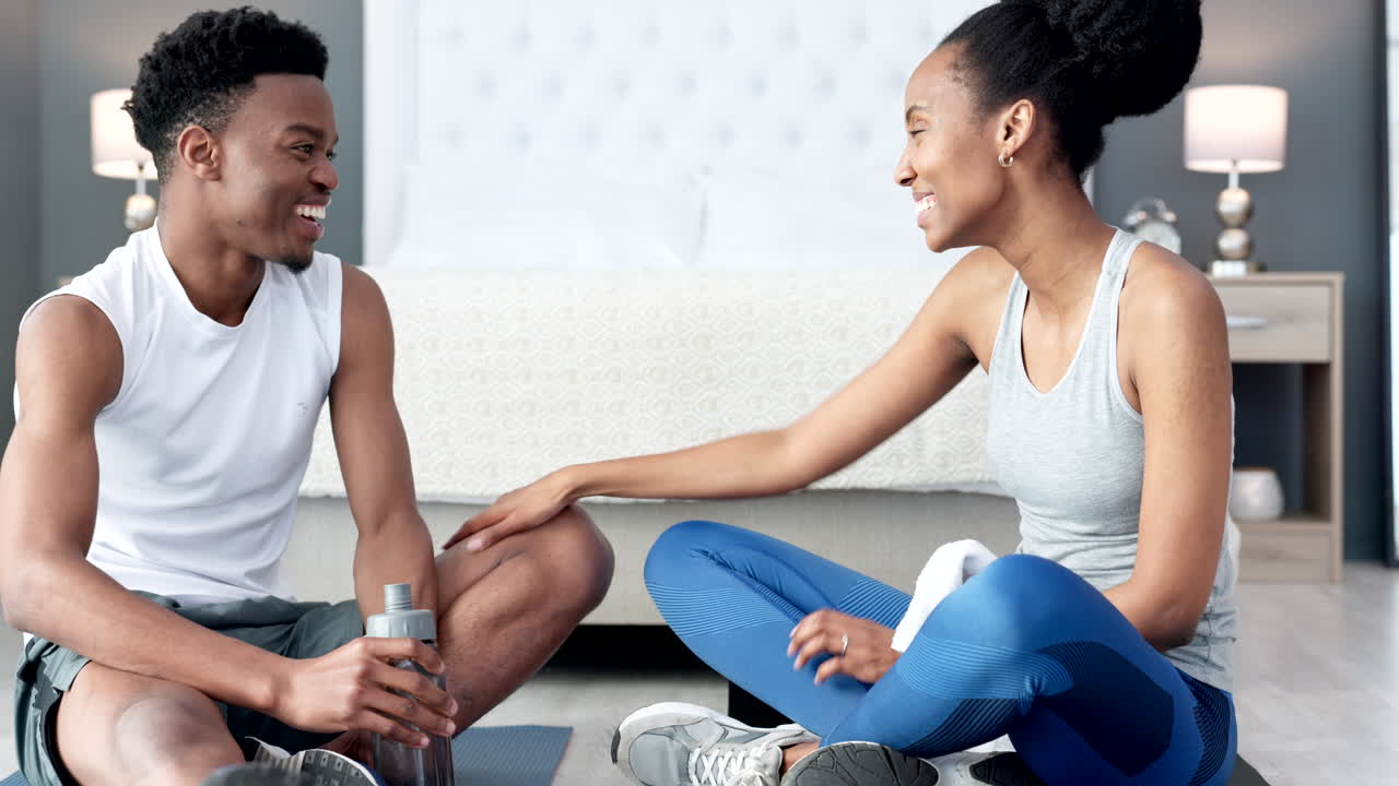 amor, ejercicio y fitness con una pareja tocando