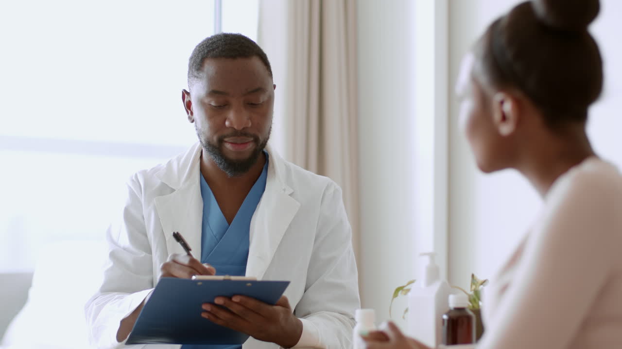 el médico discutiendo con el paciente