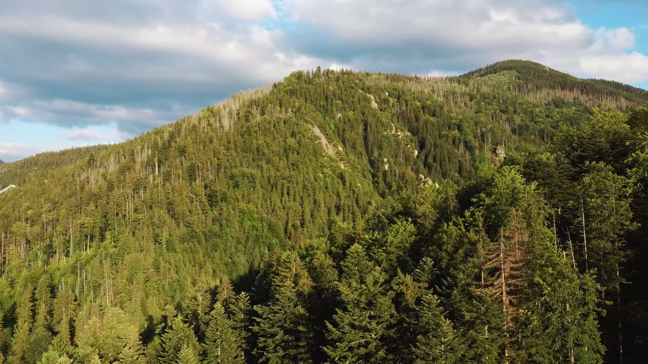 hermoso paisaje de verano de colinas verdes y montañas tatra toma aérea polonia zakopane