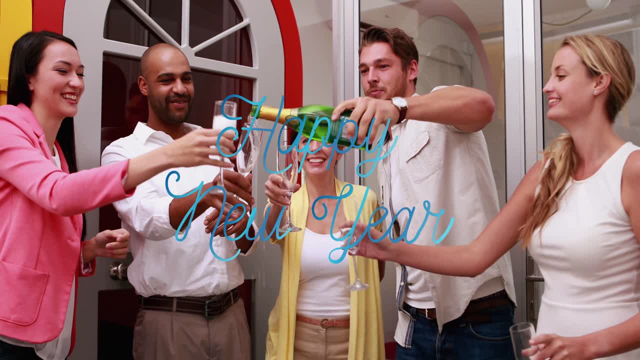 animación felicitaciones de año nuevo sobre diversos amigos haciendo un brindis con champán