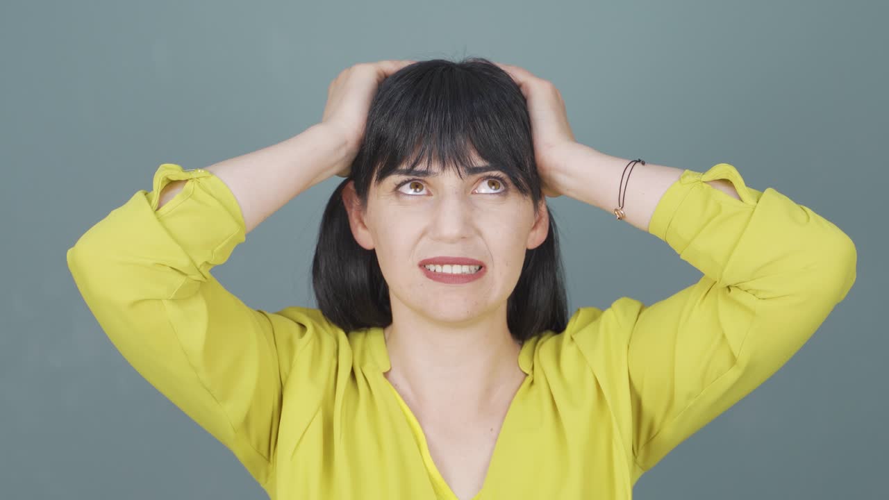 그 여자는 공황 상태입니다.