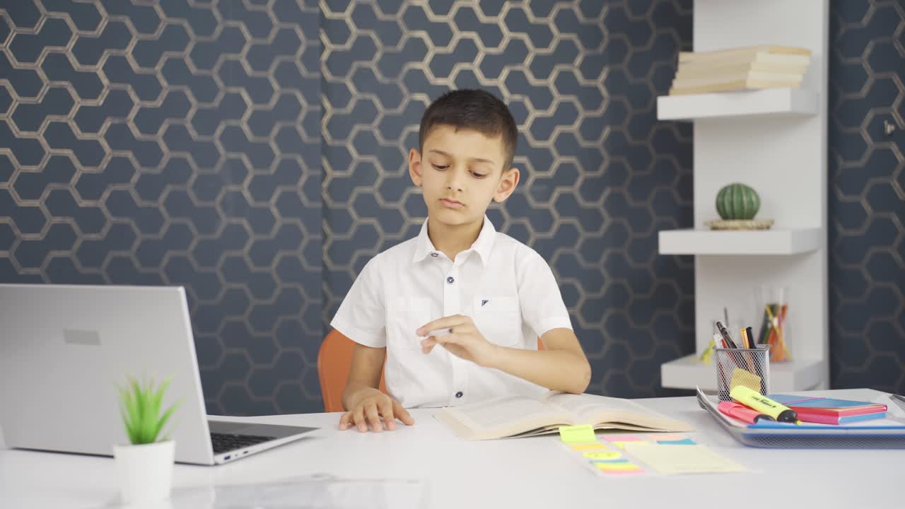 걱정하고 긴장한 소년 소년.