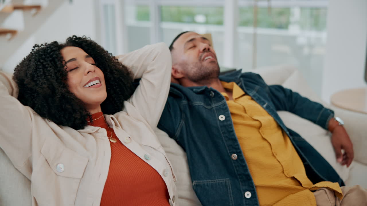 pareja relajándose en el sofá en casa