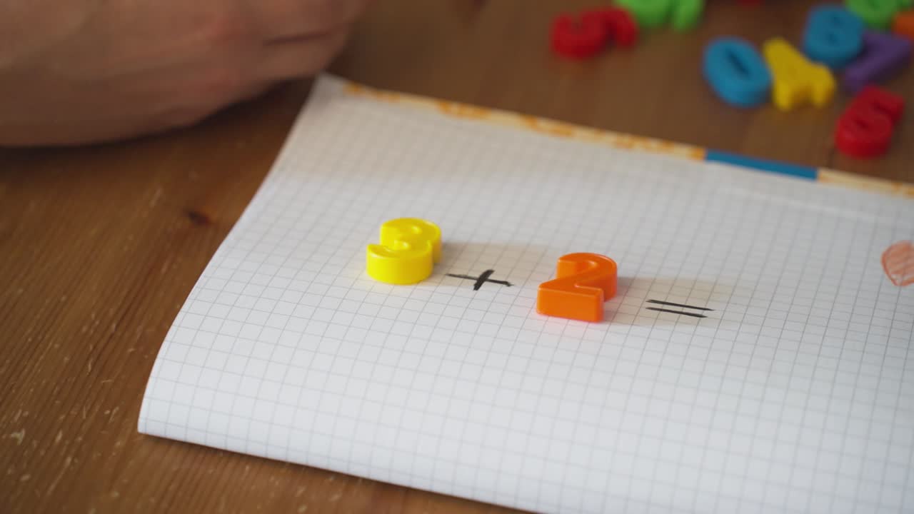 mano apuntando a un rompecabezas matemático con números