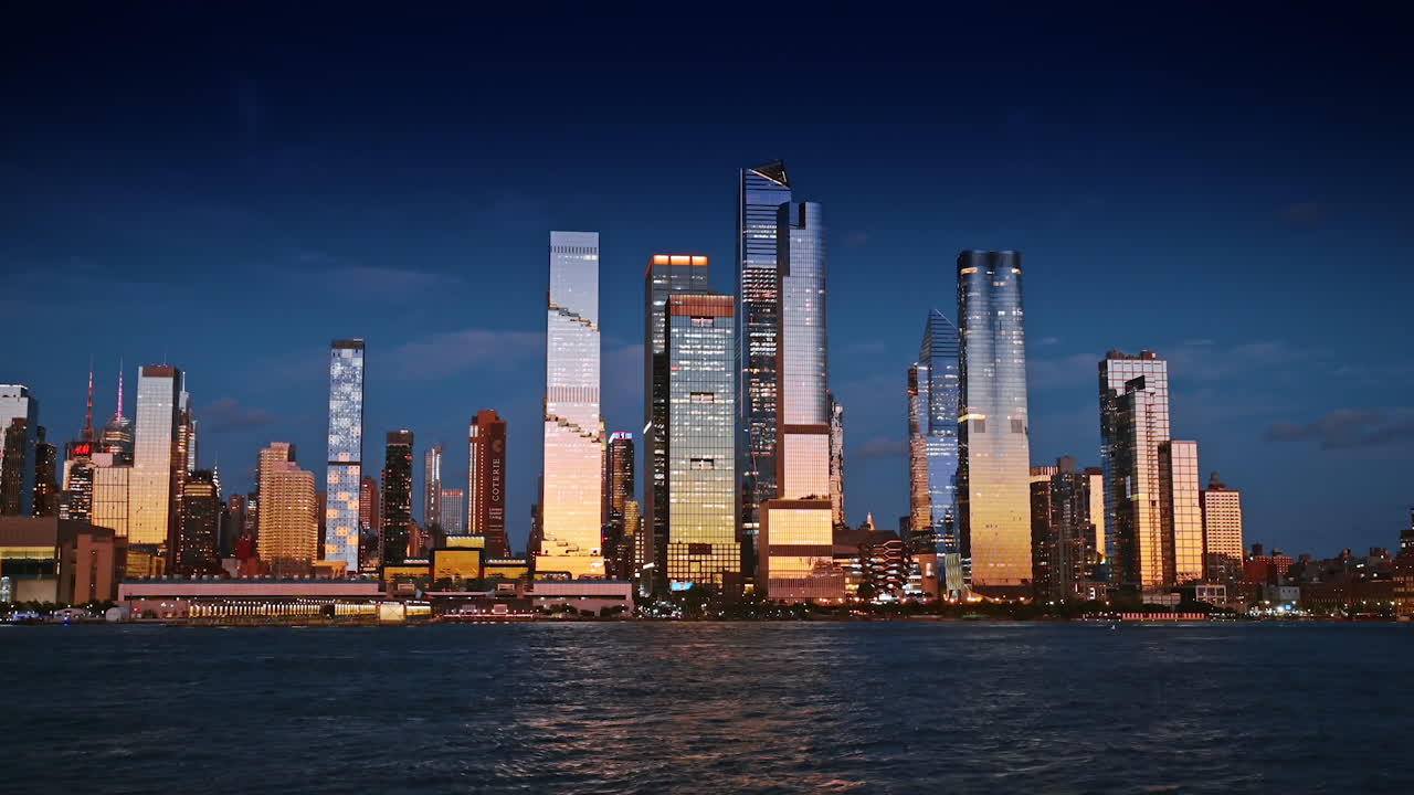 Nova Iorque, EUA, 12 de dezembro de 2025: Fachadas dos arranha-céus e edifícios altos refletem o pôr do sol. Vista do deslumbrante horizonte de Nova Iorque a partir da paisagem ribeirinha