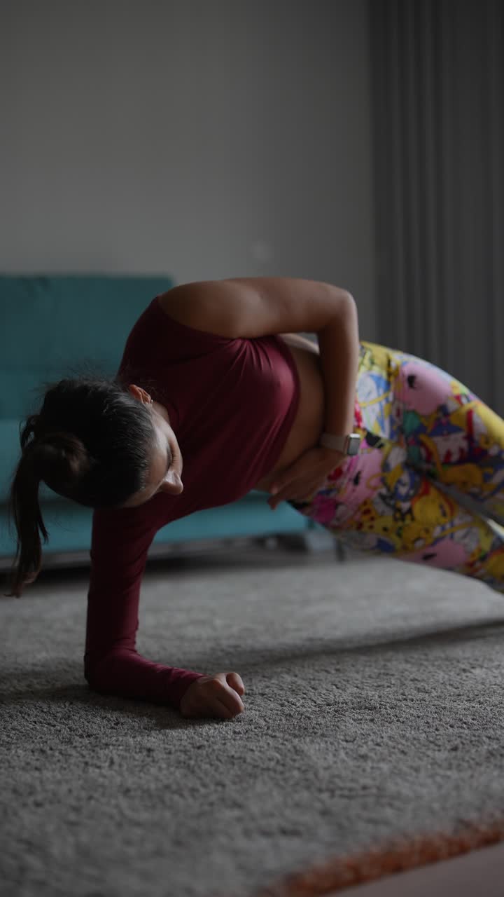 mujer haciendo un ejercicio de tabla en casa