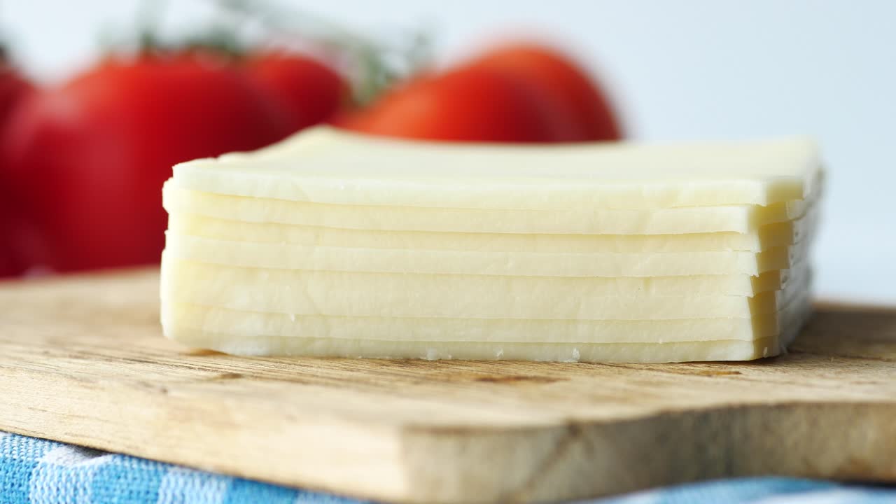 queso en rodajas en una tabla de cortar con tomates