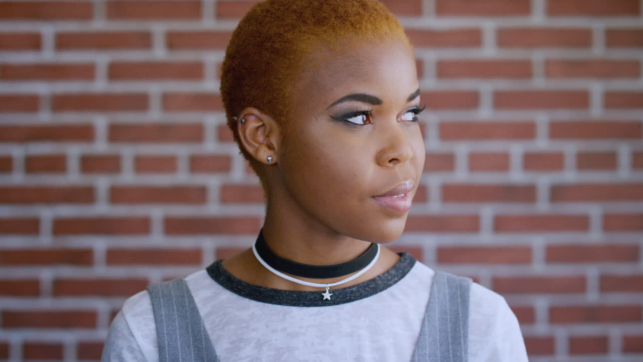 mujer negra, cara y pared de ladrillo mientras pensaba