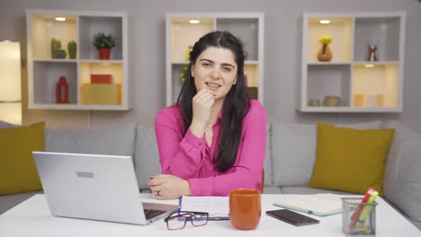 Mujer-Trabajadora-De-Oficina-En-Casa-Mirando-La-Cámara-Con-Emoción-Y-Sintiéndose-Feliz.