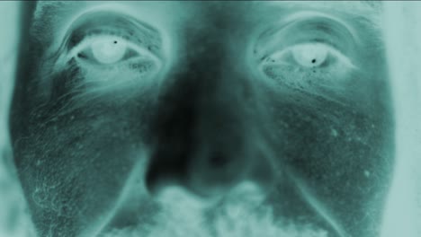 retrato de un hombre barbudo abriendo los ojos