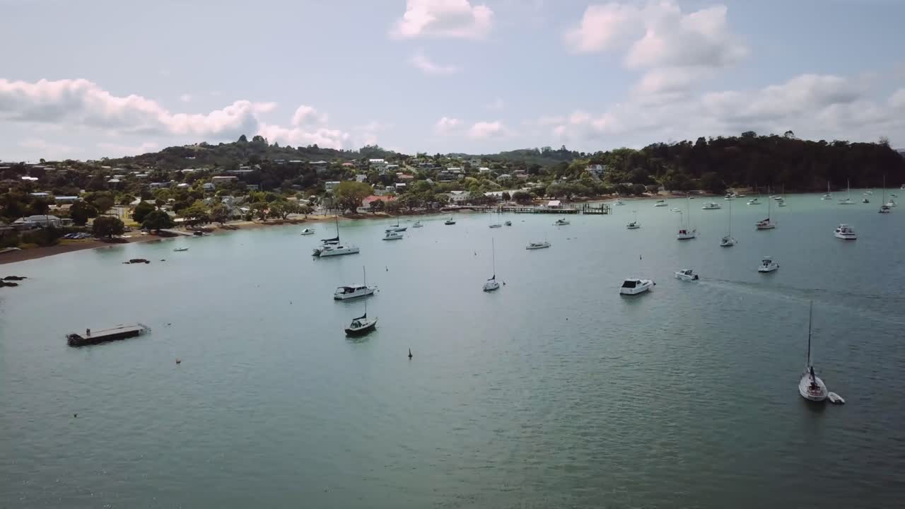 섬 만의 러셀 마을을 향한 보트와 요트 위에 날아다니는 공중 추적
