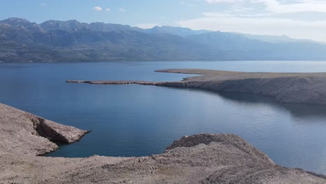 Wilde-Natur-Einer-Insel-Pag,-Kroatien-Am-Sommermorgen,-Eine-Luftaufnahme