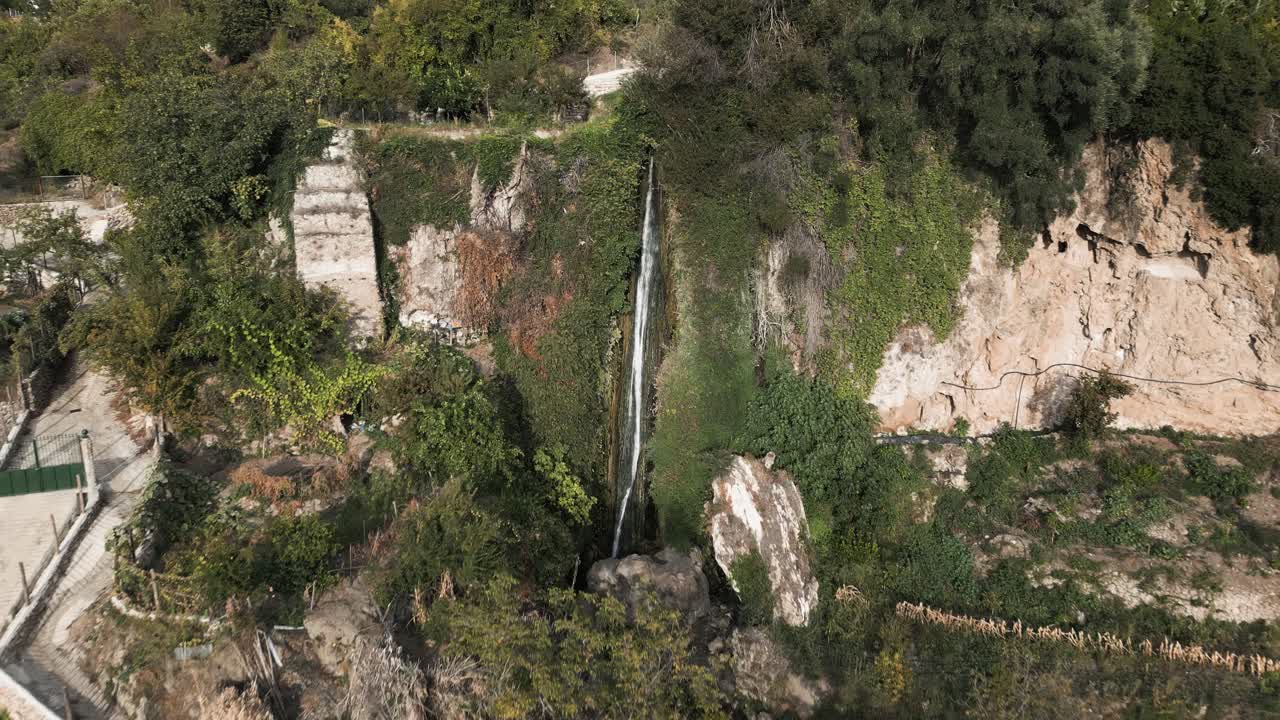la cascada de las chorreras en el majestuoso paisaje de españa, vista aérea