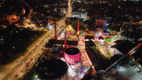 Vuelo-De-Drones-Alrededor-Del-Mercado-Navideño-En-La-Antigua-Fábrica-De-Gas-En-Atenas,-Grecia