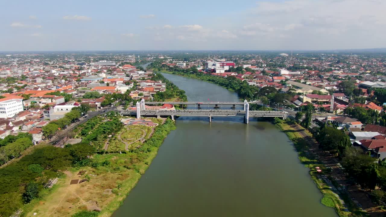 Vista aérea do tráfego rodoviário atravessando a ponte Brawijaya em Kediri, Java, Indonésia.