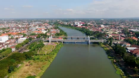 Vista-Aérea-Del-Tráfico-Por-Carretera-Cruzando-El-Puente-Brawijaya-En-Kediri,-Java,-Indonesia