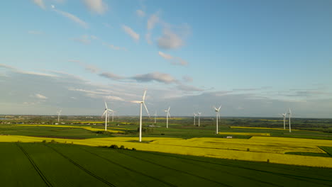 Windpark-Für-Erneuerbare-Energien-Mit-Gelber-Ländlicher-Windmühle-Für-Grüne-Energie