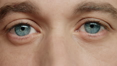 Nahaufnahme-Der-Augen,-Die-Einen-Jungen-Mann-Mit-Einem-Wunderschönen-Optometriekonzept-Mit-Blauer-Iris-öffnen