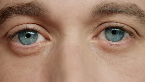 ojos cerrados abriendo joven con hermoso iris azul concepto de optometría