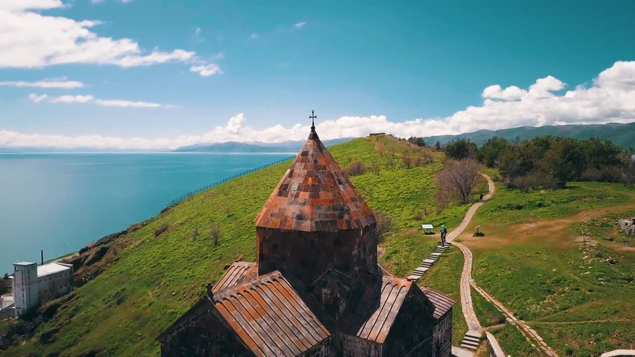 antena del monasterio sevanavank en el lago sevan en las montañas del cáucaso de armenia 1