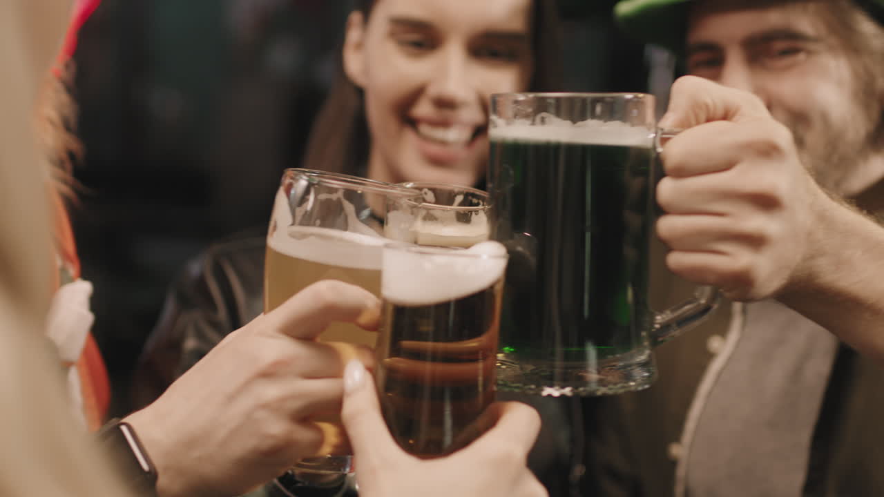 Pub'da Birlikte Aziz Patrick Günü'nü Kutlayan Arkadaşlar