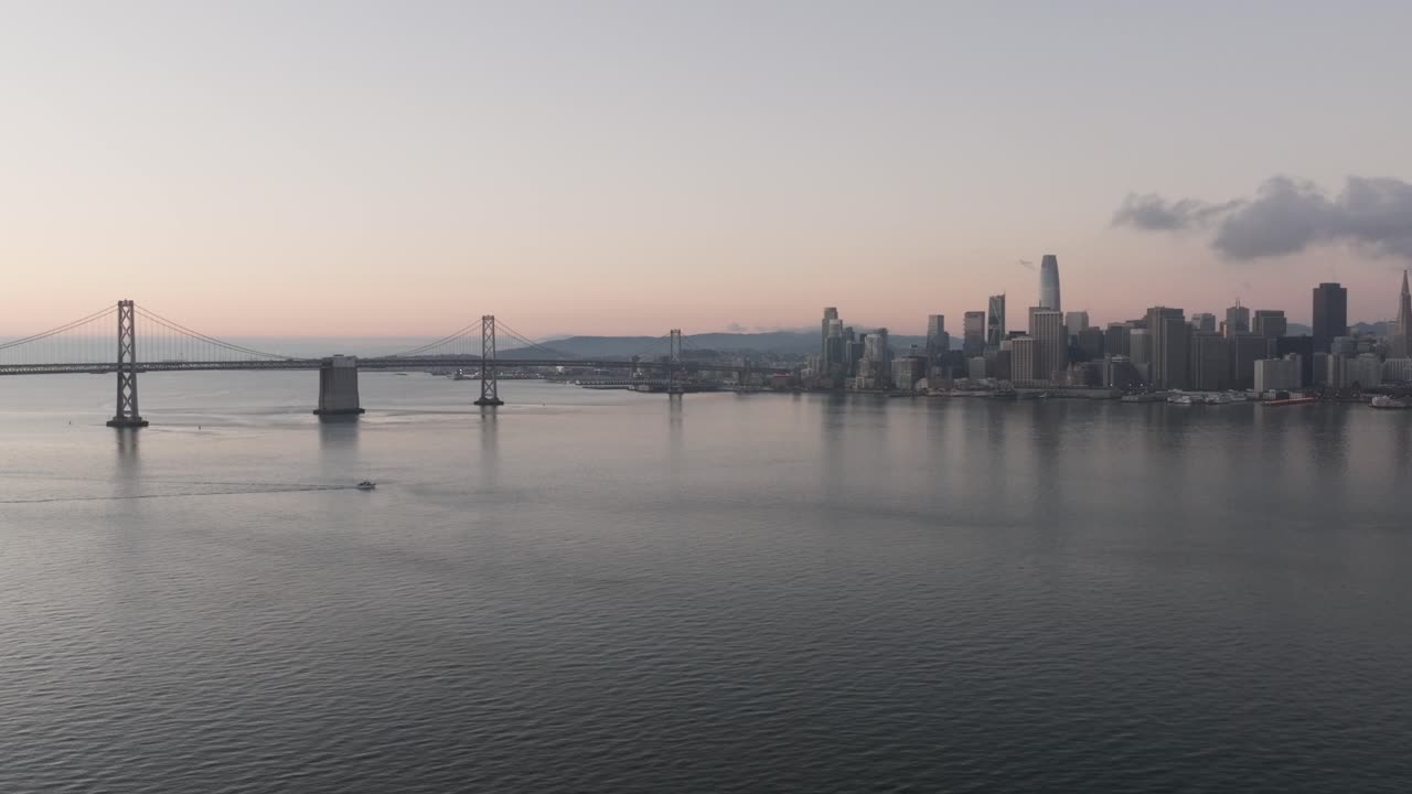 오클랜드 베이 브릿지 (oakland bay bridge) 와 샌프란시스코 스카이라인 (skyline) 의 광범위한 풍경