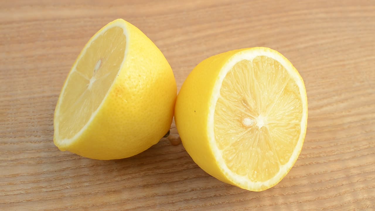 Limone su un tagliere da cucina. Ripresa in movimento